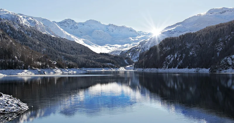 Le barrage, le village englouti et le paysage refait